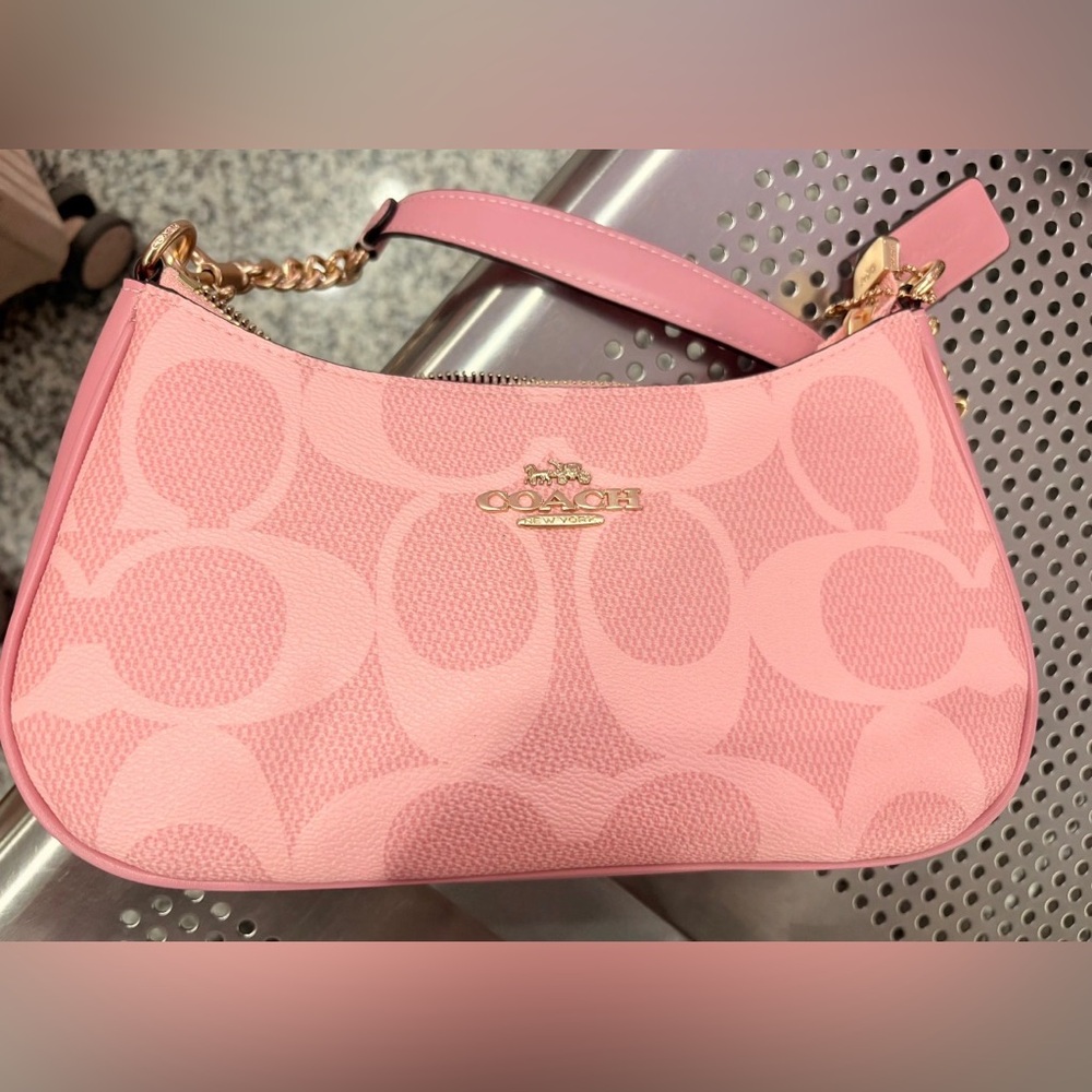 Coach Light Pink Shoulder Bag with Gold Chain - Picture 5 of 6